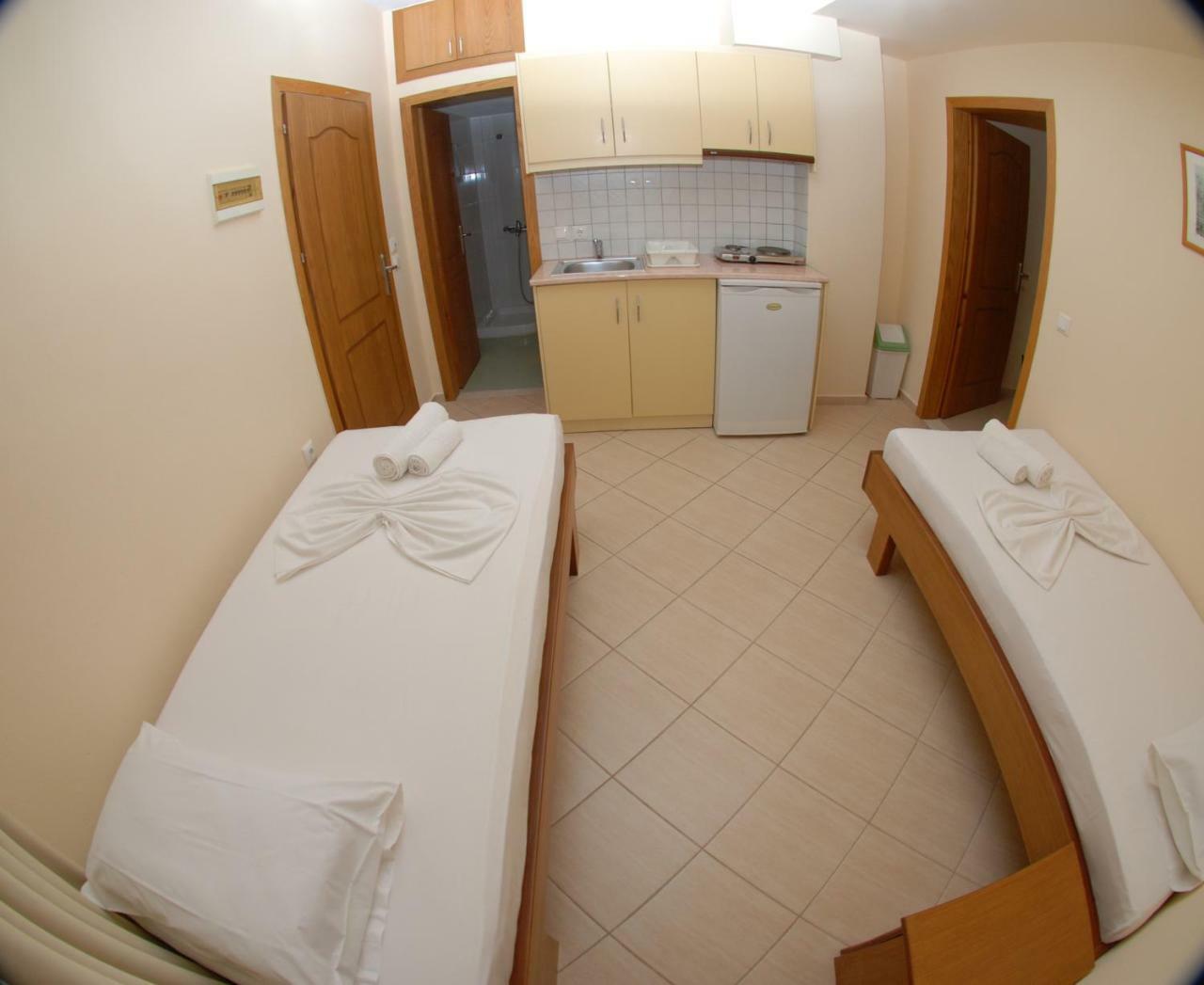 Nikos Hotel And Apartments Sarande Ngoại thất bức ảnh